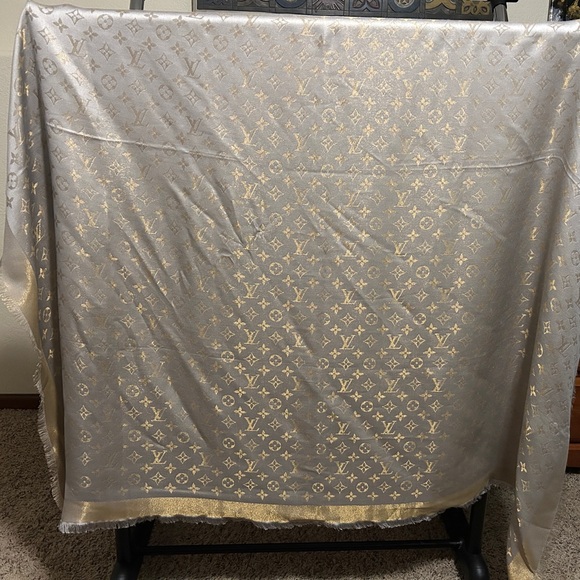 Louis Vuitton Silver Monogram Scarf - Picture 4 of 5